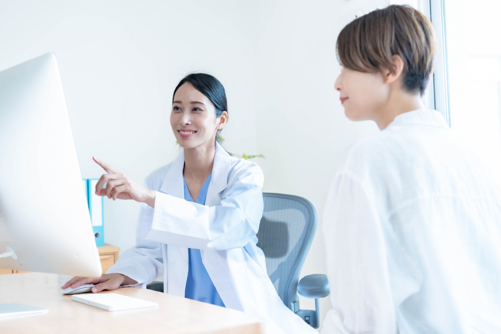 女性医師と患者さんが診察している写真