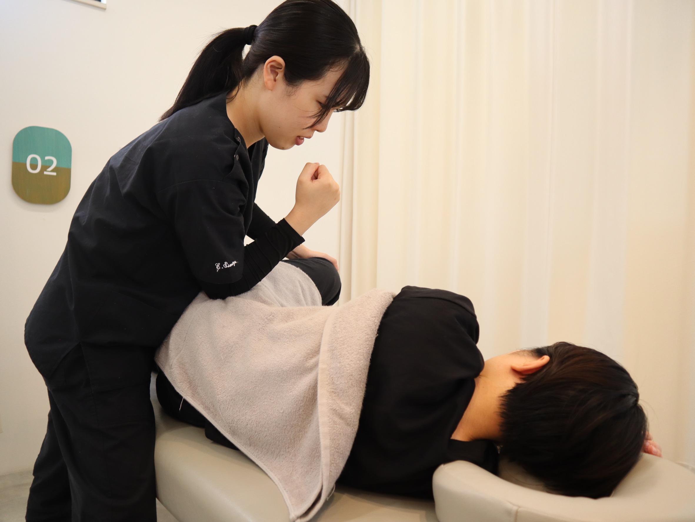 右肩をしたにして横になり矯正治療を受ける男性