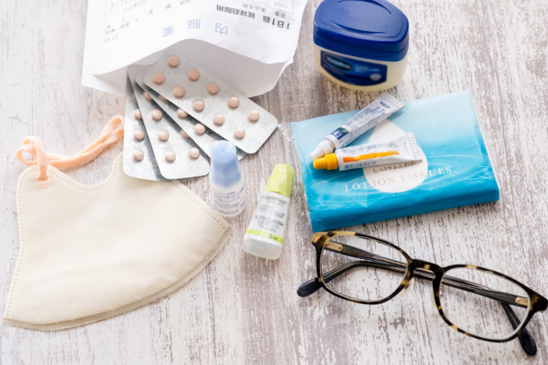 長袖パーカーを着てウォーキングする女性