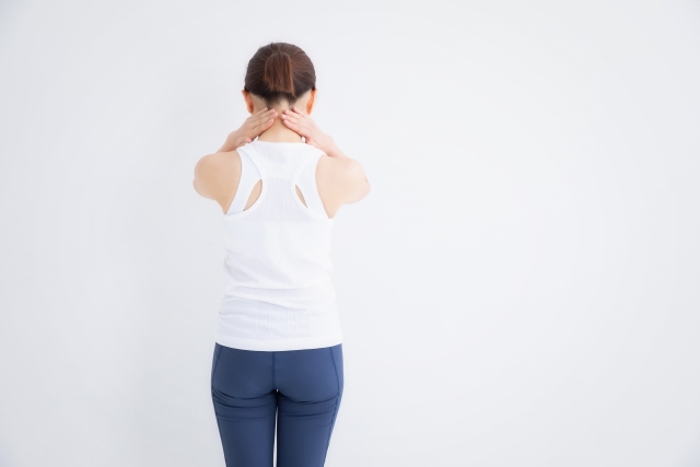首のマッサージしている女性の画像