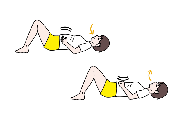 寝ながら深呼吸をする女性の画像