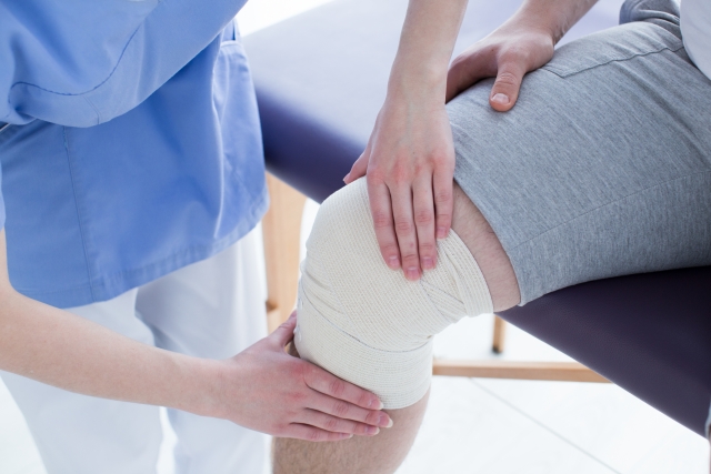 整体で腰の施術中の女性