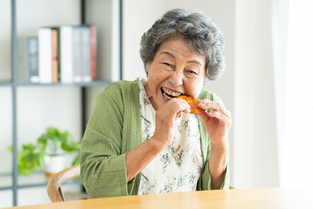 おせんべいを食べる女性