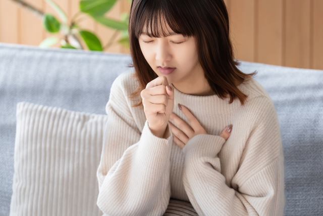 咳をしている女性