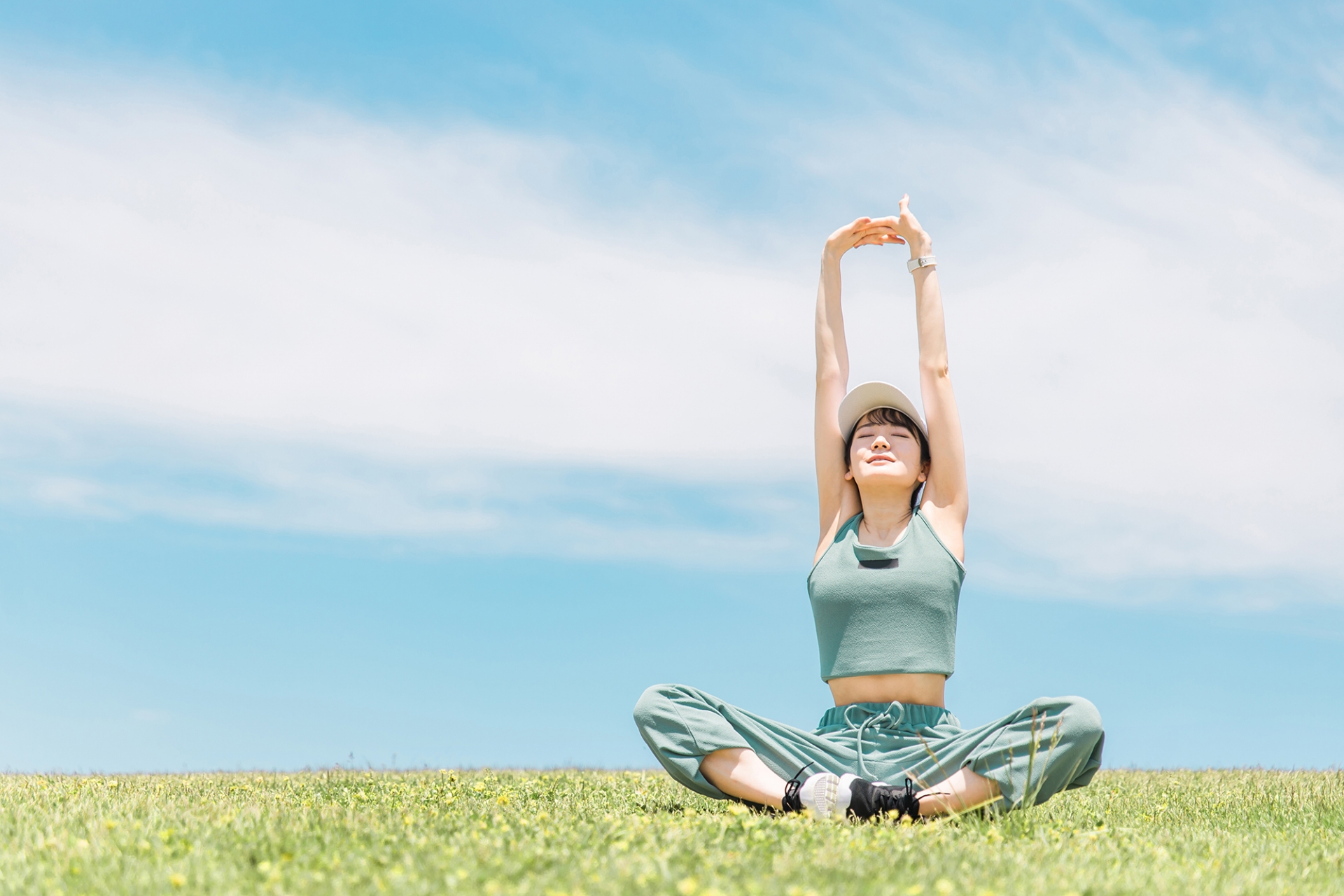 身体を温める女性