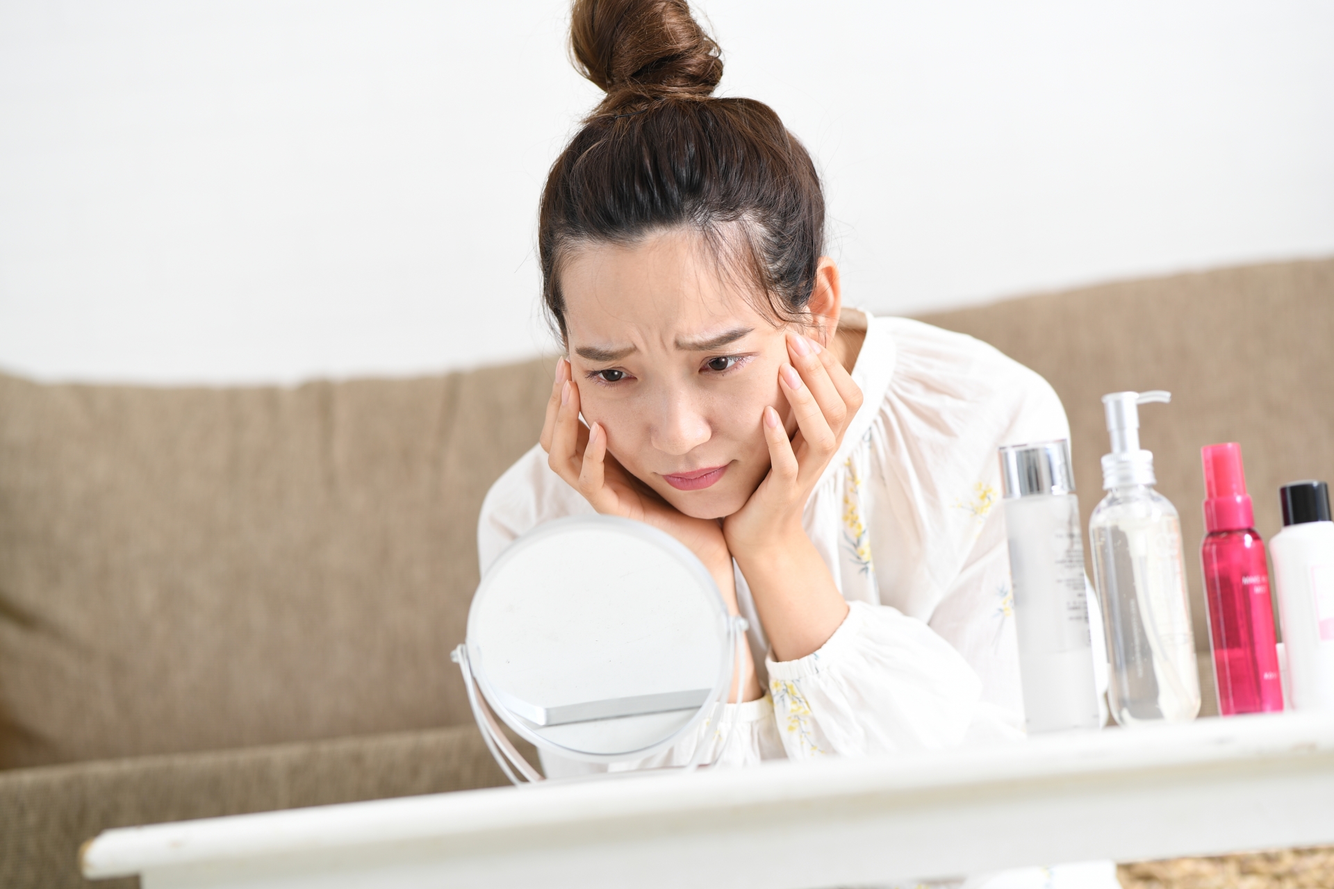咳をしている女性